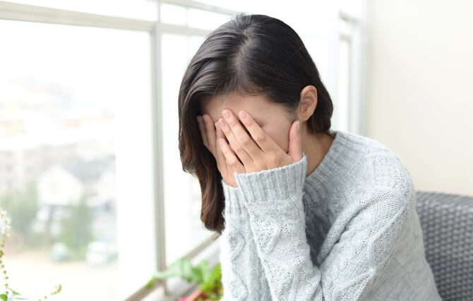 すぐ泣いてしまうのはなぜ？泣くのをやめたい場合の対処法